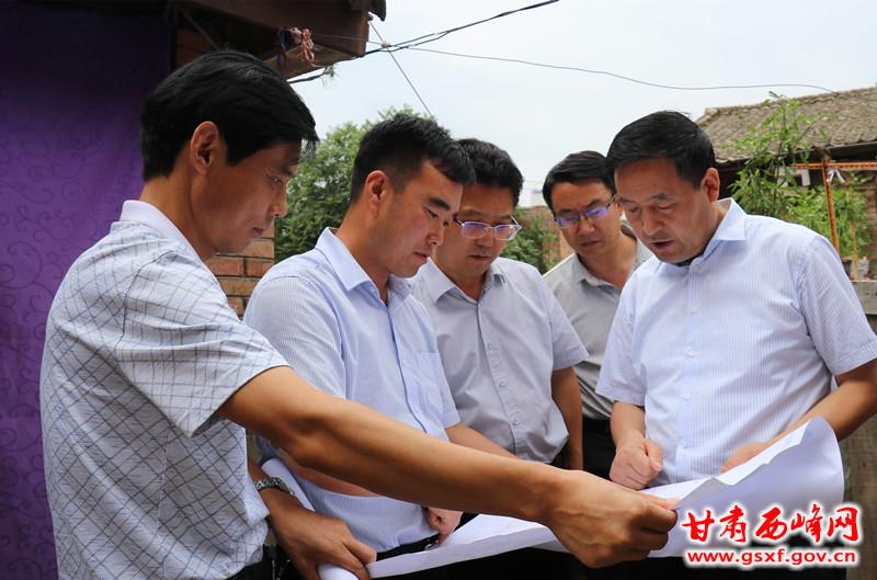 王驰在北大街片区房管13号楼调研棚改工作_副本.jpg 王驰在北大街片区房管13号楼调研棚改工作_副本.jpg